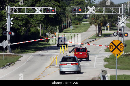 Sep 14, 2006; Boca Raton, FL, Stati Uniti d'America; i cancelli di attraversamento appena inferiore prima di un treno Tri-Rail passa attraverso la traversata SUL S.W. Xviii Street, mercoledì mattina. Credito: Foto di Bob Shanley/Palm Beach post/ZUMA premere. (©) Copyright 2006 da Palm Beach post Foto Stock