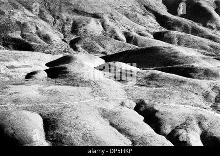 Giugno 02, 2006 - Northwest Haiti, Haiti - Dopo decenni di disboscamento per produzione di carbone, colline sterili nel centro di Haiti attestano la realtà che meno del cinque per cento del coperchio albero rimane. Fintanto che vi è di natura politica e instabilità economica in Haiti, poco può essere fatto per preservare un ambiente sull orlo del collasso. (Credito Immagine: © Benjamin Rusnak Foto Stock