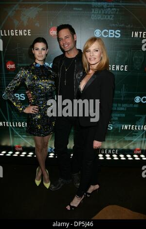 Las Vegas, NV, Stati Uniti d'America. Il 7 gennaio, 2014. Meghan Ory, Josh Holloway, Marg Helgenberger presso gli arrivi di intelligence Premiere Party, TAO Nightclub al Venetian Resort Hotel and Casino Las Vegas NV Gennaio 7, 2014. Credito: James Atoa/Everett raccolta/Alamy Live News Foto Stock