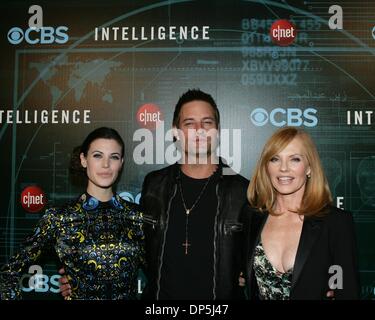 Las Vegas, NV, Stati Uniti d'America. Il 7 gennaio, 2014. Meghan Ory, Josh Holloway, Marg Helgenberger presso gli arrivi di intelligence Premiere Party, TAO Nightclub al Venetian Resort Hotel and Casino Las Vegas NV Gennaio 7, 2014. Credito: James Atoa/Everett raccolta/Alamy Live News Foto Stock