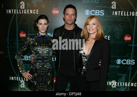 Las Vegas, NV, Stati Uniti d'America. Il 7 gennaio, 2014. Meghan Ory, Josh Holloway, Marg Helgenberger presso gli arrivi di intelligence Premiere Party, TAO Nightclub al Venetian Resort Hotel and Casino Las Vegas NV Gennaio 7, 2014. Credito: James Atoa/Everett raccolta/Alamy Live News Foto Stock