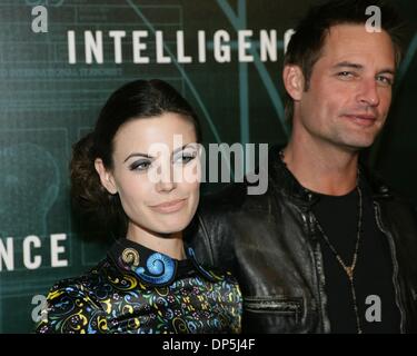 Las Vegas, NV, Stati Uniti d'America. Il 7 gennaio, 2014. Meghan Ory, Josh Holloway presso gli arrivi di intelligence Premiere Party, TAO Nightclub al Venetian Resort Hotel and Casino Las Vegas NV Gennaio 7, 2014. Credito: James Atoa/Everett raccolta/Alamy Live News Foto Stock