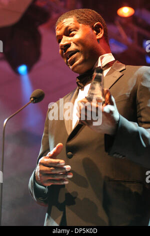 Sep 17, 2006; Temecula, California, Stati Uniti d'America; Dennis Haysbert riceve il Terry Gilmore premio di eccellenza alla dodicesima edizione di Temecula Valley Film e Musica Festival tenutosi al Pechanga Resort and Casino. Credito: Foto di Edward Hannigan/ZUMA premere. (©) Copyright 2006 da Edward Hannigan Foto Stock