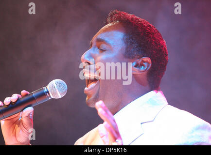 Sep 17, 2006; Temecula, California, Stati Uniti d'America; TERRY STEELE esegue un tributo di Dionne Warwick alla dodicesima edizione di Temecula Valley Film e Musica Festival tenutosi al Pechanga Resort and Casino. Credito: Foto di Edward Hannigan/ZUMA premere. (©) Copyright 2006 da Edward Hannigan Foto Stock