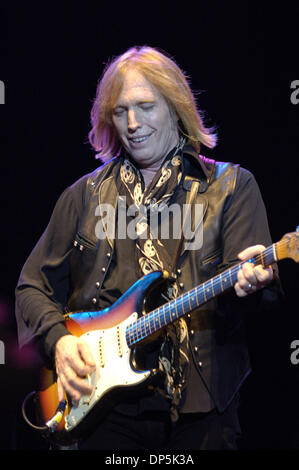 Sep 17, 2006; Austin, TX, Stati Uniti d'America; TOM PETTY & Il a tutto rock suonare dal vivo presso la Austin City Limits Music Festival 2006. Credito: foto di Jerome Brunet/ZUMA premere. (©) Copyright 2006 by Jerome Brunet Foto Stock