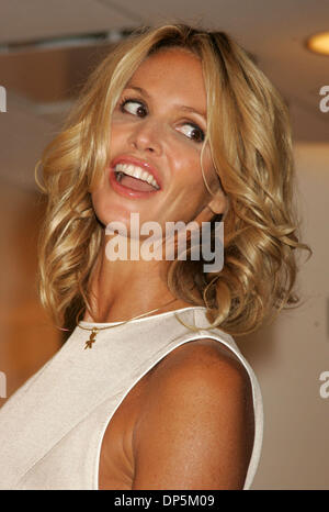 Sep 19, 2006; New York, NY, STATI UNITI D'AMERICA; Modello ELLE MACPHERSON promuove la sua nuova caduta 2006 lascia intendere raccolta "a tema una volta' a Bloomingdale's. Credito: Foto di Nancy Kaszerman/ZUMA premere. (©) Copyright 2006 by Nancy Kaszerman Foto Stock