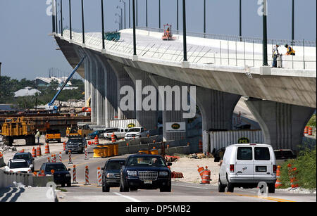 Sep 19, 2006; Stuart, FL, Stati Uniti d'America; questa foto è stata scattata sull'ultimo giorno di utilizzo per il vecchio Ernest Lyons ponte levatoio sopra la laguna del fiume Indian Sewall tra il punto e il Sud Hutchinson Island. D. O. T. funzionari chiuso il Causeway a tutto il traffico su Martedì, Settembre 19th, in modo che le squadre di lavoratori edili potrebbe tie-in il nuovo grattacielo di ponte per la strada esistente. Il traffico passerà sulla nuova Foto Stock