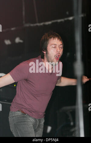 Sep 20, 2006; New York, NY, STATI UNITI D'AMERICA; Kasabian performing a Webster Hall di New York City. Credito: Foto di Aviv piccole/ZUMA premere. (©) Copyright 2006 by Aviv piccola Foto Stock