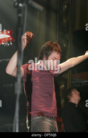 Sep 20, 2006; New York, NY, STATI UNITI D'AMERICA; Kasabian performing a Webster Hall di New York City. Credito: Foto di Aviv piccole/ZUMA premere. (©) Copyright 2006 by Aviv piccola Foto Stock