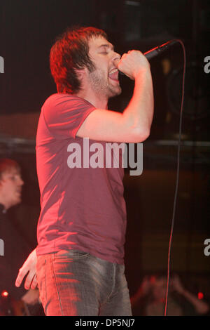 Sep 20, 2006; New York, NY, STATI UNITI D'AMERICA; Kasabian performing a Webster Hall di New York City. Credito: Foto di Aviv piccole/ZUMA premere. (©) Copyright 2006 by Aviv piccola Foto Stock