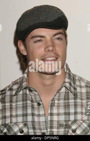 Sep 20, 2006; Los Angeles, CA, Stati Uniti d'America; attore Josh Henderson al Teen Vogue Young Hollywood Party tenutosi al Sunset Tower Hotel, Hollywood. Credito: Foto di Paul Fenton/ZUMA KPA.. (©) Copyright 2006 by Paolo Fenton-KPA Foto Stock