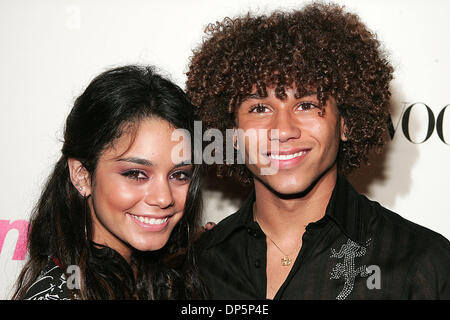 Sep 20, 2006; West Hollywood, CA, Stati Uniti d'America; attori Vanessa Anne Hudgens e Corbin Bleu durante gli arrivi alla celebrazione festa per il Teen Vogue Young Hollywood questione detenute al Sunset Tower Hotel in West Hollywood, CA. Credito: foto di Jerome Ware/ZUMA premere. (©) Copyright 2006 da Girolamo Ware Foto Stock