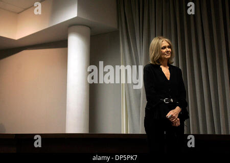 Sep 21, 2006; San Antonio, TX, Stati Uniti d'America; Gloria Steinem ha attende come essa viene introdotta durante una conferenza stampa prima di parlare al San Antonio College Centro Donna venticinquesimo anniversario giovedì 21 settembre, 2006. Credito: Foto di Lisa Krantz/San Antonio Express-News/ZUMA premere. (©) Copyright 2006 by San Antonio Express-News Foto Stock