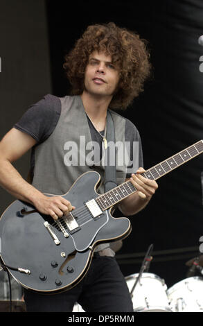 Il Sep 23, 2006; Baltimore, MD, Stati Uniti d'America; il chitarrista ANDREW STOCKDALE della band australiana WOLFMOTHER suona dal vivo al primo vergine annuale Festival che ha avuto luogo a Pimlico Race Track di Baltimora, Maryland. Credito: Foto di Jason Moore/ZUMA premere. (©) Copyright 2006 da Jason Moore Foto Stock