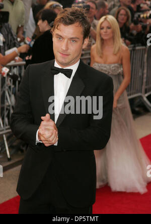 Set 25, 2006; New York, NY, STATI UNITI D'AMERICA; attore Jude Law con la sua fidanzata Sienna Miller in background presso gli arrivi per il Metropolitan Opera 2006-2007 Apertura di stagione di 'Madame Butterfly" tenutasi presso il Lincoln Center. Credito: Foto di Nancy Kaszerman/ZUMA premere. (©) Copyright 2006 by Nancy Kaszerman Foto Stock