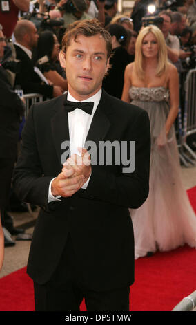 Set 25, 2006; New York, NY, STATI UNITI D'AMERICA; attore Jude Law con la sua fidanzata Sienna Miller in background presso gli arrivi per il Metropolitan Opera 2006-2007 Apertura di stagione di 'Madame Butterfly" tenutasi presso il Lincoln Center. Credito: Foto di Nancy Kaszerman/ZUMA premere. (©) Copyright 2006 by Nancy Kaszerman Foto Stock