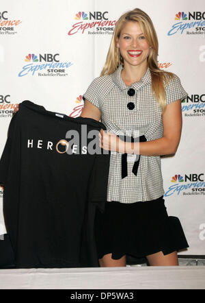 Set 25, 2006; New York, NY, STATI UNITI D'AMERICA; attrice Ali Larter promuove il suo nuovo spettacolo "Heroes" all'esperienza NBC Store. Credito: Foto di Nancy Kaszerman/ZUMA premere. (©) Copyright 2006 by Nancy Kaszerman Foto Stock