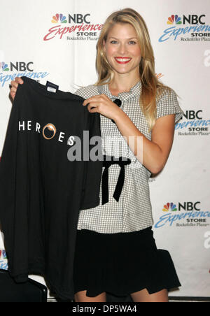 Set 25, 2006; New York, NY, STATI UNITI D'AMERICA; attrice Ali Larter promuove il suo nuovo spettacolo "Heroes" all'esperienza NBC Store. Credito: Foto di Nancy Kaszerman/ZUMA premere. (©) Copyright 2006 by Nancy Kaszerman Foto Stock