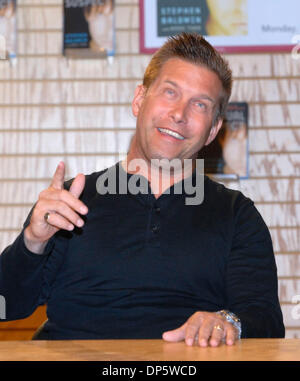 Set 25, 2006; Los Angeles, CA, Stati Uniti d'America; attore STEPHEN BALDWIN segni copie del suo nuovo libro "insolito sospetti: la mia vocazione per gli irriducibili della fede.' noto per il suo esplicito viste, Baldwin è ora usando il suo status di celebrità a difendere le sue convinzioni. Credito: Foto di Rob DeLorenzo/ZUMA premere. (©) Copyright 2006 by Rob DeLorenzo Foto Stock