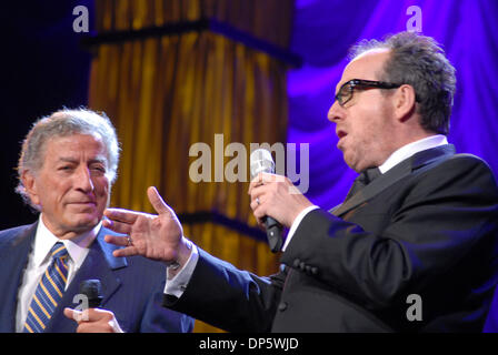 Sep 26, 2006; New York, NY, STATI UNITI D'AMERICA; il Cantante Tony Bennett ed Elvis Costello performing live in concerto al Madison Square Garden di New York City. Credito: Foto di Jeffrey Geller/ZUMA premere. (©) Copyright 2006 da Jeffrey Geller Foto Stock