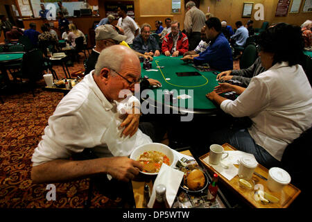 Sep 26, 2006; alpina, CA, Stati Uniti d'America; MIKE WITTE mangia la sua zuppa di noodle al pollo, giocando a poker, durante una partita di Seven Card Stud a Viejas Casino Vicino a Alpine. Credito: Foto di Laura Embry/SDU-T/ZUMA premere. (©) Copyright 2006 by SDU-T Foto Stock