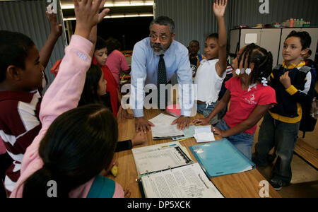 Sep 27, 2006; San Diego, CA, Stati Uniti d'America; San Diego città sovrintendente scolastico CARL COHN Birney ha visitato la scuola elementare di mercoledì, 27 settembre 2006. COHN chattato con gli studenti al mattino 6 al programma di sei classi di prima avviato. Credito: foto da John Gibbins/SDU-T/ZUMA premere. (©) Copyright 2006 by SDU-T Foto Stock