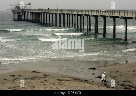 Sep 27, 2006; San Diego, CA, Stati Uniti d'America; uno dei sei sale-acqua tubi di deflusso, sorth del molo a Scripps Institute of Oceanography a La Jolla. Le tubazioni di scarico quantità variabili di acqua salata che è utilizzato dall'Acquario Birch a Scripps e per attività di ricerca presso tale istituzione, su una striscia di spiaggia di cui lo Stato ha designato un 'area di particolare significato biologico". Obbligatorio Cr Foto Stock