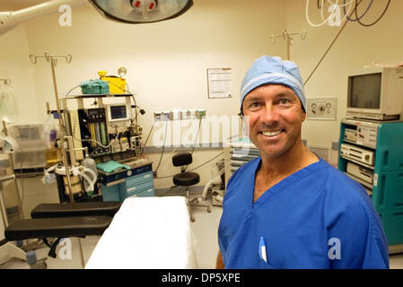 Settembre 28, 2006; Giove, FL, Stati Uniti d'America; Lawrence P. Deziel, MD, presidente di Giove gli interventi di chirurgia ambulatoriale centro, in una sala operatoria presso il centro. Credito: Foto di acque Lannis/Palm Beach post/ZUMA premere. (©) Copyright 2006 da Palm Beach post Foto Stock