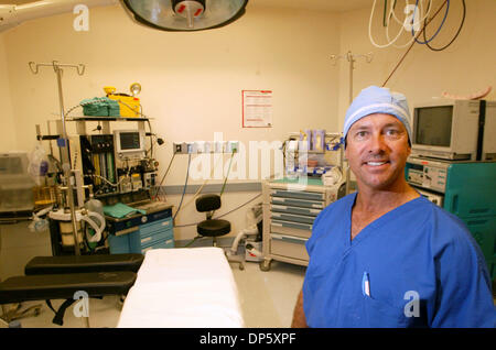 Settembre 28, 2006; Giove, FL, Stati Uniti d'America; Lawrence P. Deziel, MD, presidente di Giove gli interventi di chirurgia ambulatoriale centro, in una sala operatoria presso il centro. Credito: Foto di acque Lannis/Palm Beach post/ZUMA premere. (©) Copyright 2006 da Palm Beach post Foto Stock