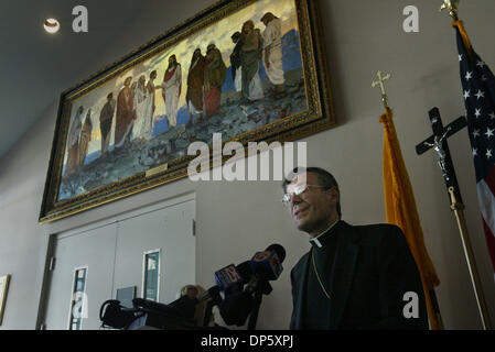 Settembre 28, 2006; Palm Beach Gardens, FL, Stati Uniti d'America; Mons Gerald BARBARITO rende commento all'interno della diocesi cattolica di Palm Beach durante una conferenza stampa giovedì pomeriggio. La Diocesi chiamato la conferenza stampa dopo l'apprendimento da parte dello Stato ufficio del procuratore che un mandato di cattura per grand theft sono stati rilasciati per il Padre Frank Guinan e Padre Giovanni Skehan, e che il Padre ha Skehan essere Foto Stock