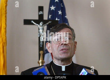 Settembre 28, 2006; Palm Beach Gardens, FL, Stati Uniti d'America; Mons Gerald BARBARITO rende commento all'interno della diocesi cattolica di Palm Beach durante una conferenza stampa giovedì pomeriggio. La Diocesi chiamato la conferenza stampa dopo l'apprendimento da parte dello Stato ufficio del procuratore che un mandato di cattura per grand theft sono stati rilasciati per il Padre Frank Guinan e Padre Giovanni Skehan, e che il Padre ha Skehan essere Foto Stock