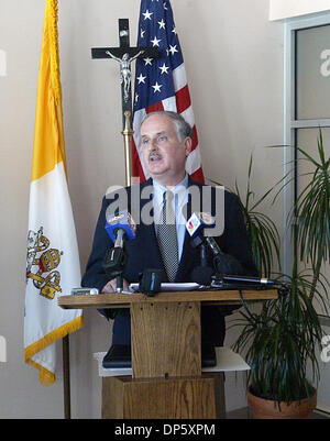 Settembre 28, 2006; Palm Beach Gardens, FL, Stati Uniti d'America; DENIS HAMEL, Chief Financial Officer di diocesi cattolica di Palm Beach, rende commento all'interno della diocesi durante una conferenza stampa giovedì pomeriggio. La Diocesi chiamato la conferenza stampa dopo l'apprendimento da parte dello Stato ufficio del procuratore che un mandato di cattura per grand theft sono stati rilasciati per il Padre Frank Guinan e Padre Giovanni Skehan e th Foto Stock