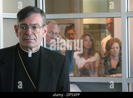 Settembre 28, 2006; Palm Beach Gardens, FL, Stati Uniti d'America; Mons Gerald BARBARITO e membri della diocesi cattolica di Palm Beach staff ascoltare commento essendo realizzati nel corso di una conferenza stampa tenutasi all'interno della Diocesi il giovedì pomeriggio. La Diocesi chiamato la conferenza stampa dopo l'apprendimento da parte dello Stato ufficio del procuratore che un mandato di cattura per grand theft sono state rilasciate per Padre Guinan Frank Foto Stock