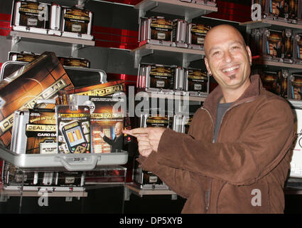 Settembre 28, 2006; New York, NY, STATI UNITI D'AMERICA; Celebrity host Howie Mandel promuove la nuova 'Deal o No Deal' gioco boutique tenutosi a Toys "R" Us Times Square. Credito: Foto di Nancy Kaszerman/ZUMA premere. (©) Copyright 2006 by Nancy Kaszerman Foto Stock