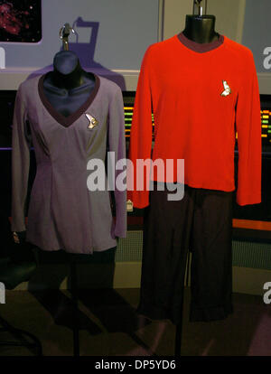 Set 29, 2006; Manhattan, NY, STATI UNITI D'AMERICA; in celebrazione del quarantesimo anniversario di Star Trek Christie's terrà un asta ufficiale di Star Trek di elementi da archivi di CBS Paramount studi televisivi. Gli elementi includono il materiale da tutte le Star Trek serie televisive e film, tra cui costumi, puntelli, set di fasciature, modelli di Starship Enterprise e varie nave aliena Foto Stock