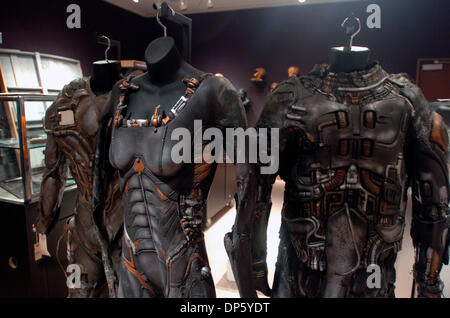 Set 29, 2006; Manhattan, NY, STATI UNITI D'AMERICA; in celebrazione del quarantesimo anniversario di Star Trek Christie's terrà un asta ufficiale di Star Trek di elementi da archivi di CBS Paramount studi televisivi. Gli elementi includono il materiale da tutte le Star Trek serie televisive e film, tra cui costumi, puntelli, set di fasciature, modelli di Starship Enterprise e varie nave aliena Foto Stock