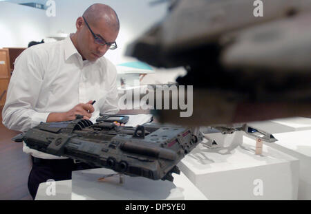 Set 29, 2006; Manhattan, NY, STATI UNITI D'AMERICA; un Christie's dipendente guarda oltre i modelli. In occasione del quarantesimo anniversario di Star Trek Christie's terrà un asta ufficiale di Star Trek di elementi da archivi di CBS Paramount studi televisivi. Gli elementi includono il materiale da tutte le Star Trek serie televisive e film, tra cui costumi, puntelli, set di fasciature, i modelli di S Foto Stock