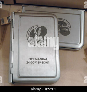 Set 29, 2006; Manhattan, NY, STATI UNITI D'AMERICA; in celebrazione del quarantesimo anniversario di Star Trek Christie's terrà un asta ufficiale di Star Trek di elementi da archivi di CBS Paramount studi televisivi. Gli elementi includono il materiale da tutte le Star Trek serie televisive e film, tra cui costumi, puntelli, set di fasciature, modelli di Starship Enterprise e varie nave aliena Foto Stock