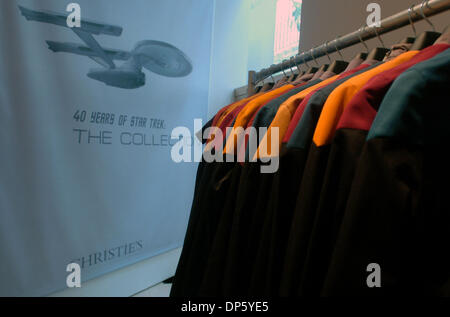 Set 29, 2006; Manhattan, NY, STATI UNITI D'AMERICA; in celebrazione del quarantesimo anniversario di Star Trek Christie's terrà un asta ufficiale di Star Trek di elementi da archivi di CBS Paramount studi televisivi. Gli elementi includono il materiale da tutte le Star Trek serie televisive e film, tra cui costumi, puntelli, set di fasciature, modelli di Starship Enterprise e varie nave aliena Foto Stock