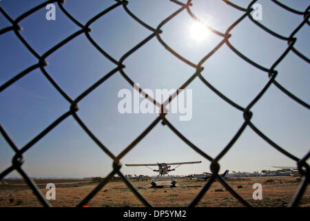 Set 29, 2006; San Diego, CA, Stati Uniti d'America; vista del campo di Montgomery come si vede dall'angolo sud-ovest. Il contratto di leasing di questa zona era detenuto da ragni, ma sarà girato per un'altra società per lo sviluppo dell'aviazione. Portland Mayor MICKEY CAFAGNA è stato il miglior offerente fuori di 3 società che ha voluto sviluppare questa sezione dell'aeroporto che è stato trascurato per anni. CAFAGNA propone di Foto Stock