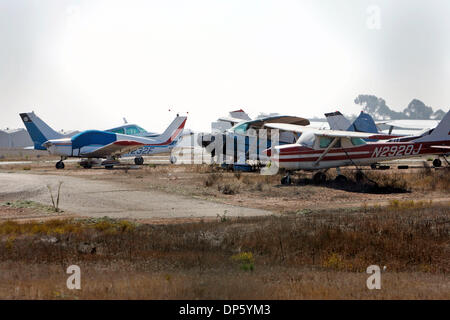 Set 29, 2006; San Diego, CA, Stati Uniti d'America; vista del campo di Montgomery come si vede dall'angolo sud-ovest. Il contratto di leasing di questa zona era detenuto da ragni, ma sarà girato per un'altra società per lo sviluppo dell'aviazione. Portland Mayor MICKEY CAFAGNA è stato il miglior offerente fuori di 3 società che ha voluto sviluppare questa sezione dell'aeroporto che è stato trascurato per anni. CAFAGNA propone di Foto Stock