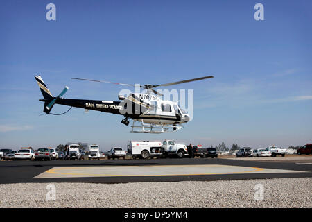 Set 29, 2006; San Diego, CA, Stati Uniti d'America; un nuovo American Eurocopter A-star come 350 B3 elicottero vola in aria dopo una cerimonia del taglio del nastro al campo Mongomery, dove è stato annunciato che San Diego del Dipartimento di Polizia di aria della struttura di supporto è stato recentemente ampliato con l'aggiunta di personale e lo stato della tecnica gli elicotteri caricato con apparecchiature high-tech tra cui la tecnologia a infrarossi, Foto Stock