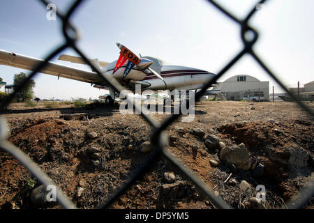 Set 29, 2006; San Diego, CA, Stati Uniti d'America; vista del campo di Montgomery come si vede dall'angolo sud-ovest. Il contratto di leasing di questa zona era detenuto da ragni, ma sarà girato per un'altra società per lo sviluppo dell'aviazione. Portland Mayor MICKEY CAFAGNA è stato il miglior offerente fuori di 3 società che ha voluto sviluppare questa sezione dell'aeroporto che è stato trascurato per anni. CAFAGNA propone di Foto Stock