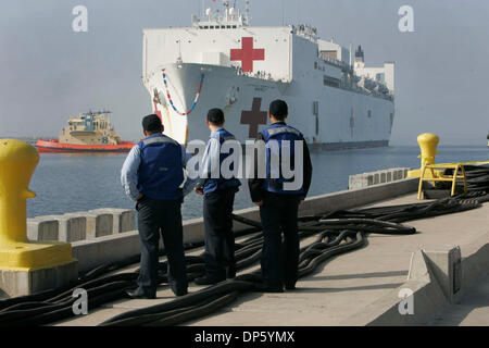 Set 29, 2006; San Diego, CA, Stati Uniti d'America; US Navy e civili di membri di equipaggio della USNS misericordia tornato a San Diego venerdì 29 settembre dopo più di cinque mesi nel sud-est della regione del Pacifico. I marinai aspettato presso la stazione navale di San Diego per prendere le linee dalla nave quando viene tirato fino al dock. Credito: foto da John Gibbins/SDU-T/ZUMA premere. (©) Copyright 2006 by S Foto Stock