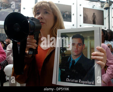 Sep 30, 2006; Manhattan, NY, STATI UNITI D'AMERICA; Sally Regenhard, il cui figlio pompiere Regenhard cristiano è stato ucciso il 9/11 parla durante il quinto annuale a piedi e Rally per ricordare le vittime di 9/11 e ai primi responder e recuperare i lavoratori che sono disgustato dal World Trade Centre di contaminazione. Credito: Foto di Bryan Smith/ZUMA premere. (©) Copyright 2006 by Bryan Smith Foto Stock