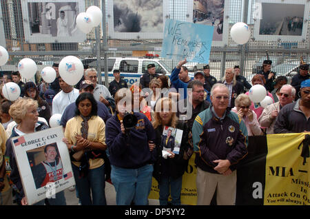 Sep 30, 2006; Manhattan, NY, STATI UNITI D'AMERICA; quinto annuale a piedi e Rally per ricordare le vittime di 9/11 e ai primi responder e recuperare i lavoratori che sono disgustato dal World Trade Centre di contaminazione. Credito: Foto di Bryan Smith/ZUMA premere. (©) Copyright 2006 by Bryan Smith Foto Stock