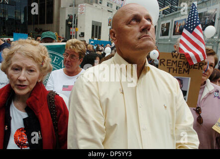 Sep 30, 2006; Manhattan, NY, STATI UNITI D'AMERICA; Giuseppe Zadroga il cui figlio funzionario di polizia James Zadroga era il primo confermato 9/11 malattia correlati guarda la morte fino a Ground Zero durante il quinto annuale a piedi e Rally per ricordare le vittime di 9/11 e ai primi responder e recuperare i lavoratori che sono disgustato dal World Trade Centre di contaminazione. Credito: Foto di Bryan Smith/ZUMA premere. ( Foto Stock