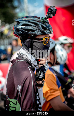 Fotocamera GoPro. Concorrente in bicicletta che indossa una videocamera digitale GoPro Hero 3 montata su casco per registrare il suo evento. Thailandia S. E. Asia Foto Stock