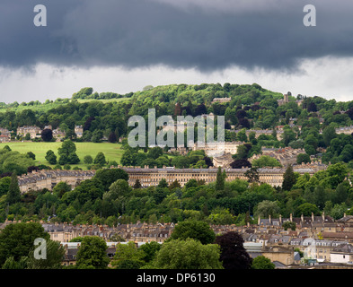 Nuvole scure telaio su architettura Georgiana di Bath nel Somerset, Regno Unito. Foto Stock