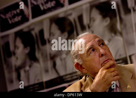02 ott 2006; Sacramento, CA, Stati Uniti d'America; Colorado Senator BEN NIGHTHORSE CAMPBELL ascolta durante una conferenza stampa per sollecitare i nativi americani a votare. Il Congresso Nazionale degli indiani americani, le nazioni più forti dei diritti civili gruppo, si tiene il convegno annuale di Sacramento di questa settimana. Relatori sono keynote speaker Segretario degli Interni Dirk Kempthorne e Senatore Colo. Ben Foto Stock
